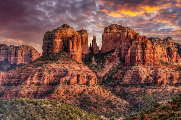 Sedona, Arizona yakınlarındaki Castle Rock 'ta günbatımı.
