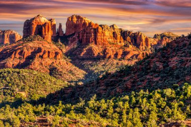 Günbatımında Sedona, Arizona yakınlarındaki Katedral Kayası