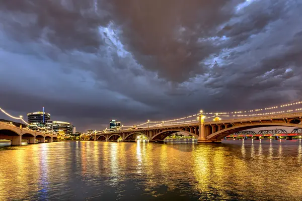 Tempe Town Gölü ve Mill Avenue Bridgesin Tempe Phoenix, Arizona yakınlarında.