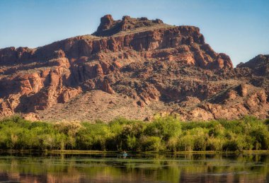 Sabahın erken saatlerinde Mt. McDowell, nam-ı diğer Kızıl Dağ ve Phoenix, Arizona yakınlarındaki Sonoran Çölü 'ndeki Tuz Nehri.