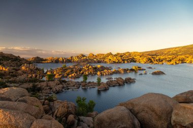 Watson Gölü ve Granit Dells 'in öğleden sonra çekilmiş bir resmi Prescott, Arizona yakınlarında.                               