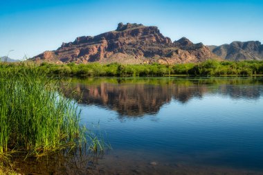 Sabahın erken saatlerinde Mt. McDowell, nam-ı diğer Kızıl Dağ ve Phoenix, Arizona yakınlarındaki Sonoran Çölü 'ndeki Tuz Nehri.