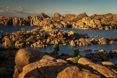 Watson Gölü ve Granit Dells 'in öğleden sonra çekilmiş bir resmi Prescott, Arizona yakınlarında.                               