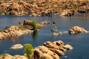 Watson Gölü ve Granit Dells 'in öğleden sonra çekilmiş bir resmi Prescott, Arizona yakınlarında.                               