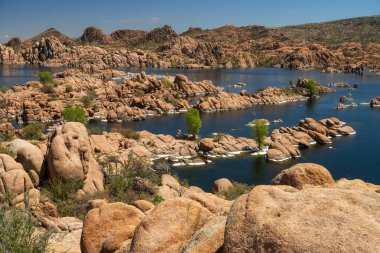 Watson Gölü ve Granit Dells 'in öğleden sonra çekilmiş bir resmi Prescott, Arizona yakınlarında.                               