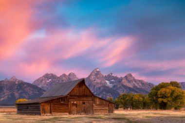 Grand Teton Ulusal Parkı yakınlarındaki Mormon Sokağı 'nda bir ahırda gün doğumu..