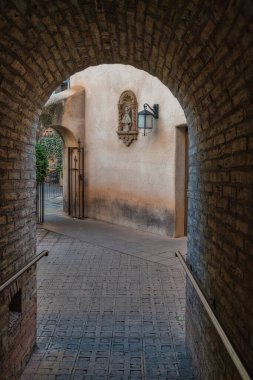 Sedona, Arizona 'daki Tlaquepaque Sanat ve El Sanatları Köyü' nün klasik kemer girişi.