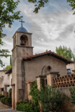 Sedona, Arizona 'daki Tlaquepaque Sanat ve El Sanatları Köyü' ndeki kilise.