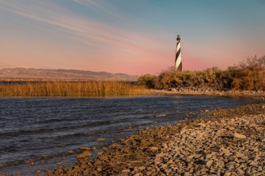 Arizona Havasu Gölü kıyısındaki deniz feneri..