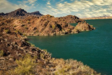 Arizona Havasu Gölü 'nün engebeli kıyı şeridi.