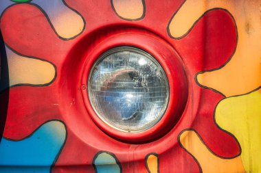 Kırsal ve klasik bir otobüsün farları.