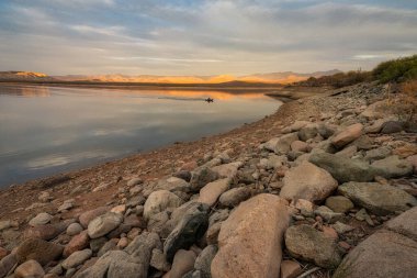 Arizona 'daki Cave Creek yakınlarındaki Tonto Ulusal Ormanı' ndaki Horseshoe Reservior 'un kayalık kıyı şeridinden bir manzara.