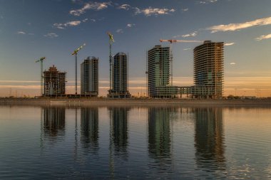 Tempe, Arizona 'da Tempe Town Gölü' nde inşaat halindeki yeni apartmanlar.