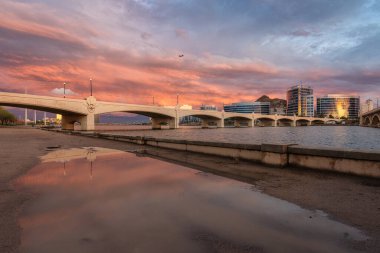 Tempe Kasabası Gölü ve Arizona Tempe 'deki Mill Caddesi Köprüleri üzerinde Günbatımı Yansımaları