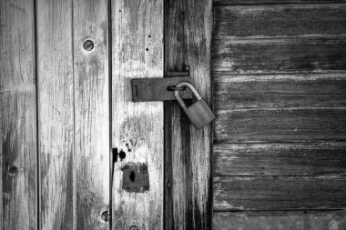 Kırsal bir asma kilit eski bir kapıyı kilitliyor