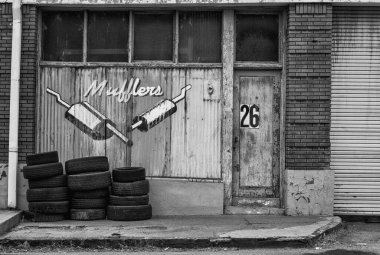 Arizona, Lowell 'daki bir Rus egzoz ve lastik dükkanının siyah beyaz görüntüsü.