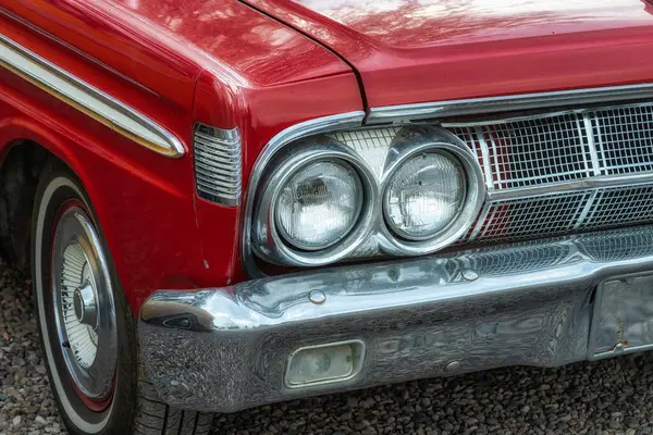 Lowell, Arizona 'da yol kenarında antika bir araba duruyor..