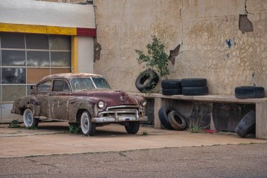 Bisbee, Arizona yakınlarındaki kırsal bir benzin istasyonunda eski model bir araba.