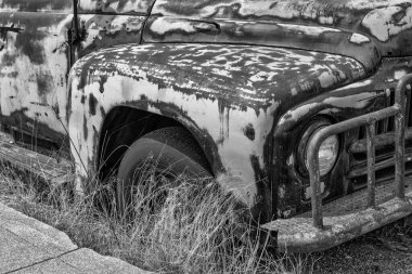 Lowell, Arizona 'da yol kenarında duran antika bir arabanın siyah beyaz görüntüsü..