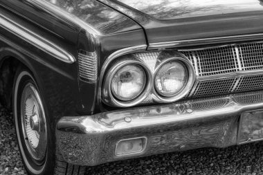 Lowell, Arizona 'da yol kenarında duran antika bir arabanın siyah beyaz görüntüsü..