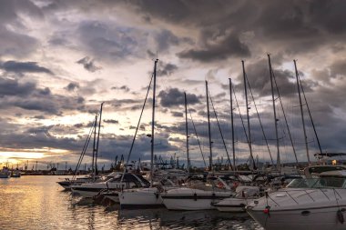 Limanda gün batımından sonra yatlar ve tekneler. Karadeniz, Varna, Bulgaristan.
