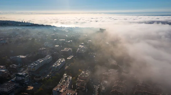 从海上俯瞰城市上空的雾气 — 图库照片