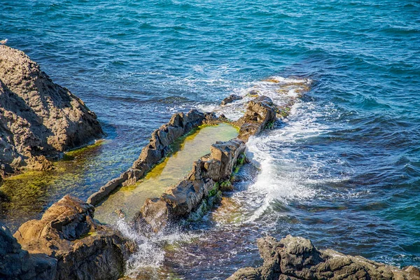 Verbazingwekkende Rotsen Kustlijn Aan Zwarte Zee — Stockfoto