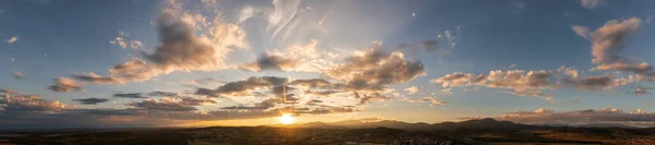 Dramatische Wolken Und Sonne Himmel Bei Sonnenuntergang Über Dem Berg — Stockfoto
