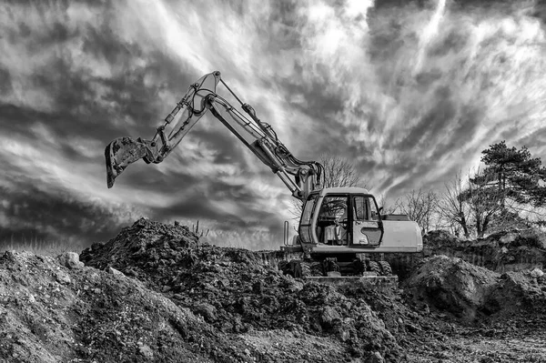 Excavadora Orugas Durante Trabajos Movimiento Tierras Obra Blanco Negro —  Fotos de Stock