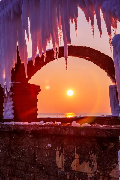 Vista Sul Mare Invernale Una Recinzione Ghiacciata Sole Tra Finestra — Foto Stock