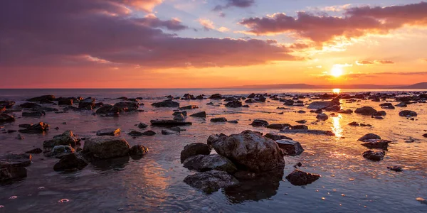 Zon Lange Blootstelling Zonsondergang Boven Zee Met Een Rotsachtig Strand — Stockfoto