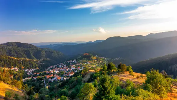 Petit Village Sur Une Colline Montagne Vue Panoramique — Photo
