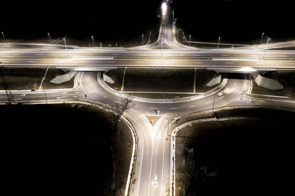 夜間光の都市高速道路交差点道路の空中ビュー — ストック写真