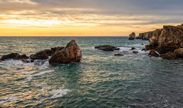 Karadeniz 'in güzel uçurumları. Deniz dalgaları arasında kayalar.