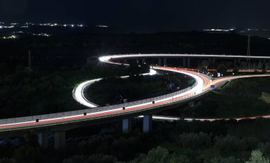 Gece bir yol kavşağının hava görüntüsü. Ulaştırma ve altyapı kavramı