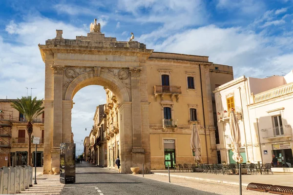 Noto - 22 Kasım 2022, Sicilya, İtalya: İtalya 'nın başkenti olarak kabul edilen Sicilya şehrinin şehir kapısı