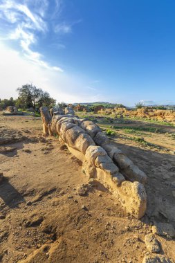 Agrigento Tapınakları Vadisi 'ndeki büyük Olympian Zeus Tapınağı' nın görkemli Telamon 'u.