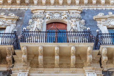 Katanya, Sicilya. Şehirdeki muhteşem balkonlardan biri Sicilya barok tarzının bir örneğidir..