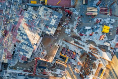 Bir inşaat alanının havadan görünüşü. Yeni bir bina yapılıyor.