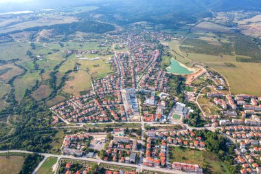 Bulgaristan 'ın Filibe Bölgesi Hisarya kentinin hava panoramik manzarası