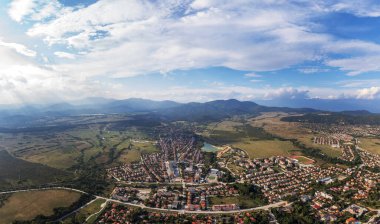 Bulgaristan 'ın Filibe Bölgesi Hisarya kentinin hava panoramik manzarası