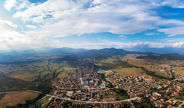 Bulgaristan 'ın Filibe Bölgesi Hisarya kentinin hava panoramik manzarası
