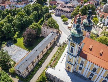 Almanya 'daki Donaueschingen şehrinin ve St. Johannes Baptist kilisesinin hava manzarası.