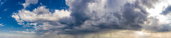 嵐の雲と青空のパノラマビュー — ストック写真