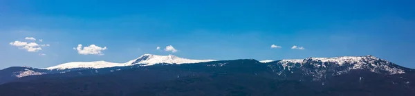 Niesamowita Panorama Śnieżnymi Górami Wzgórzami — Zdjęcie stockowe