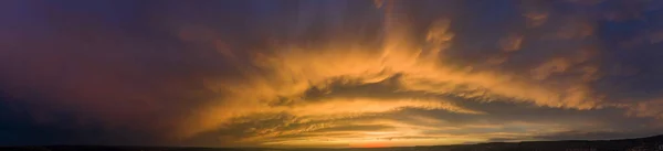 Nuvole Drammatiche Nel Cielo Tramonto — Foto Stock