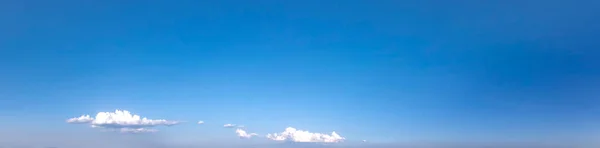 Bazı Bulutlarla Berrak Mavi Gökyüzünün Panoramik Görüntüsü — Stok fotoğraf