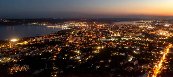 Панорамный Вид Город Возле Моря Ночью — стоковое фото