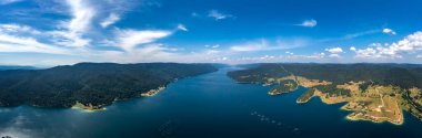 Bulgaristan 'ın Dospat gölünün muhteşem hava manzarası