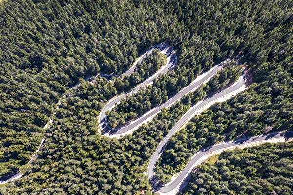 山道の曲線のドローンからの空中ビュー インフラの概念 — ストック写真